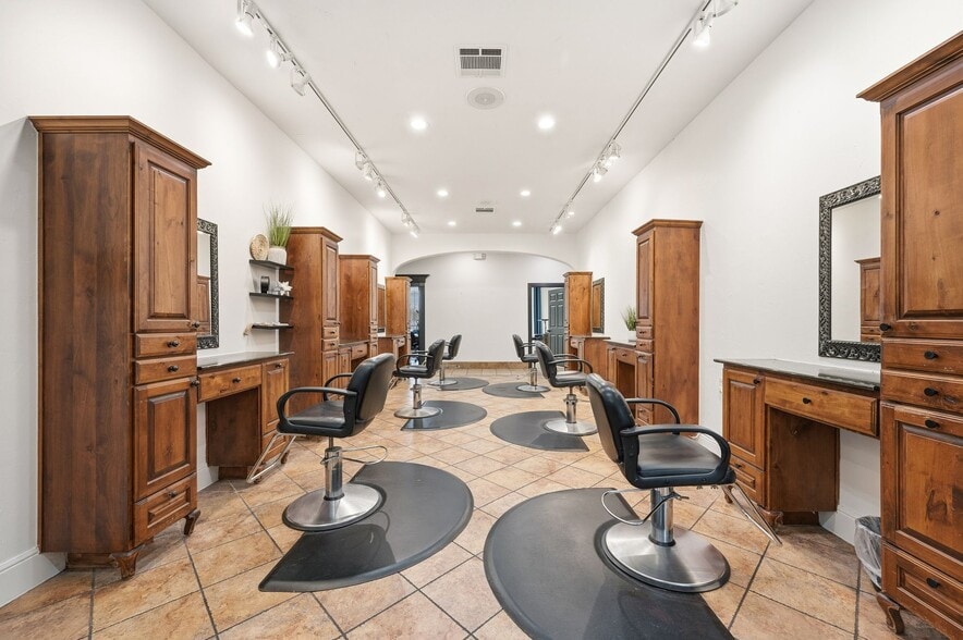 More Photos Of 8624 Davis Blvd, North Richland Hills General Retail For Lease