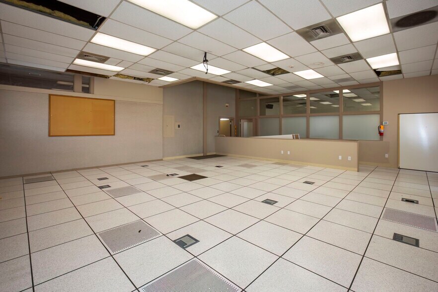 More Photos Of 873-875 6th St, Bremerton Bank For Lease