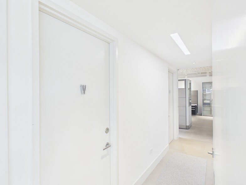 More Photos Of 1111 Lagoon Dr, Dallas Office For Sale