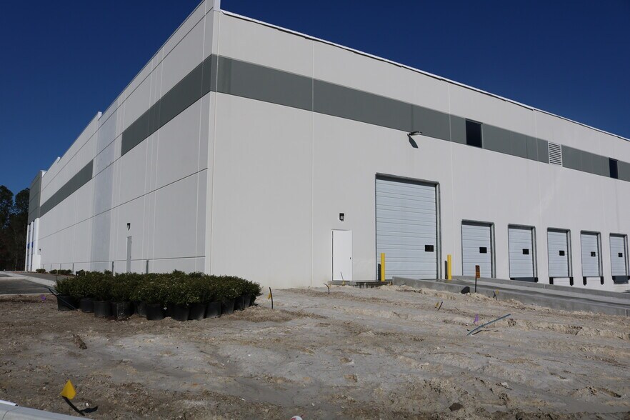 More Photos Of 12435 Lem Turner Rd, Jacksonville Unknown For Lease