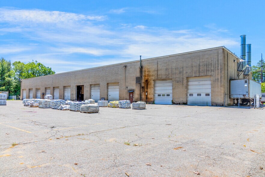 More Photos Of 44 Chocksett Rd, Sterling Warehouse For Lease
