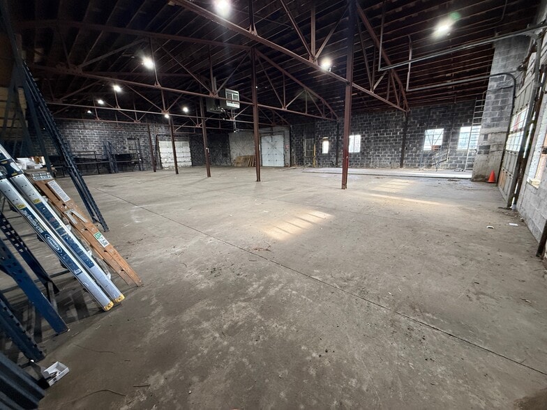 More Photos Of 10 Spencer Ct, East Hartford Warehouse For Lease