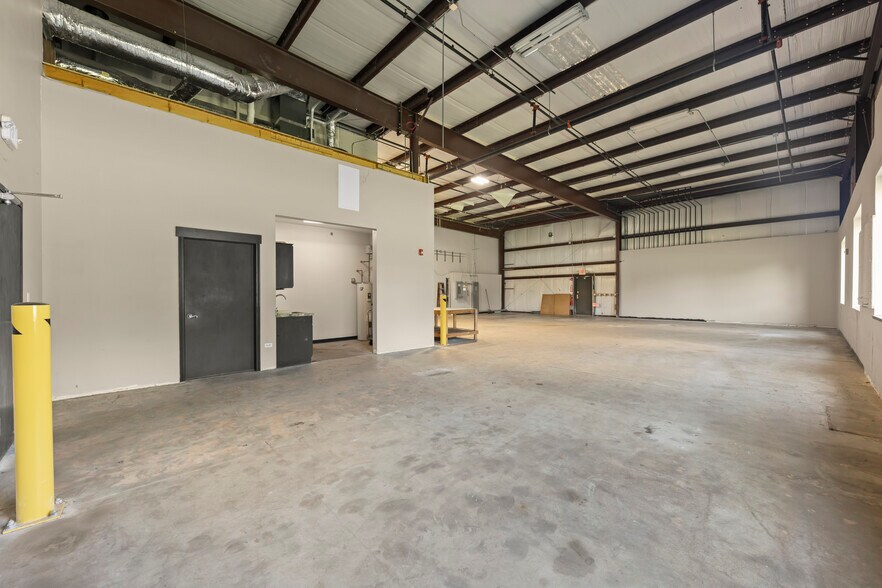 More Photos Of 25553 Wolf's Crossing Rd, Plainfield Warehouse For Lease
