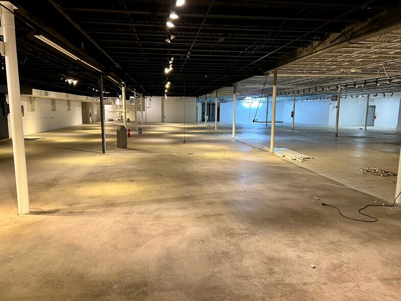 More Photos Of 501 S Centennial St, High Point Showroom For Lease