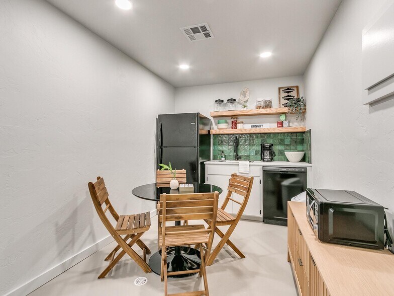 More Photos Of 527 E Main St, Norman Storefront For Lease