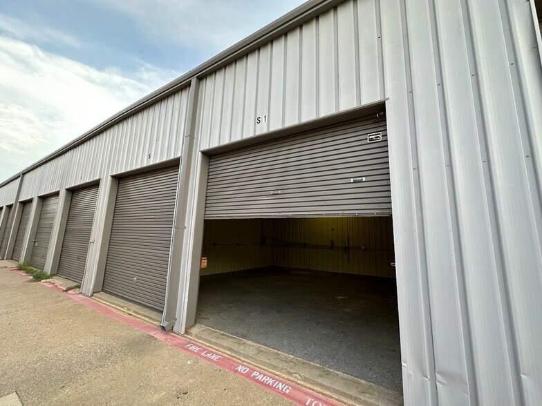 More Photos Of 120 N Dooley St, Grapevine Warehouse For Lease