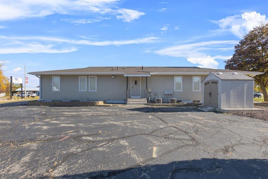 More Photos Of 2131 Calumet Dr, New Holstein Medical For Lease