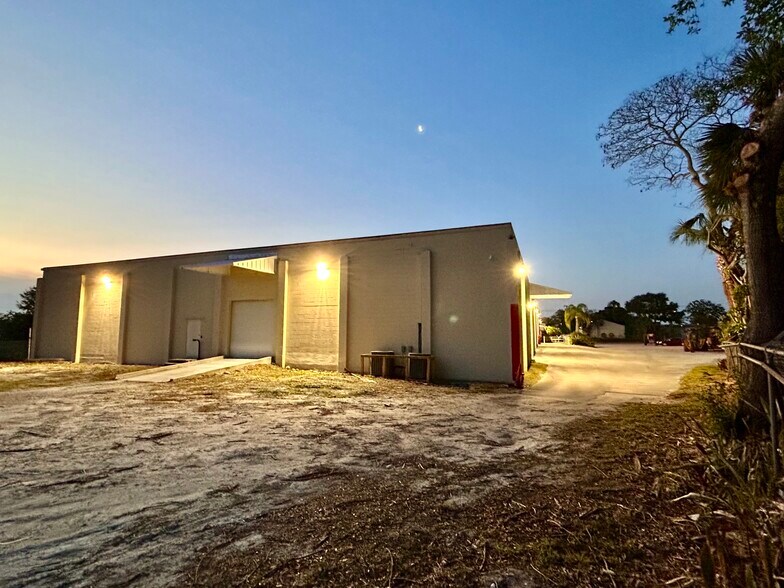 More Photos Of 1100 17th St, Vero Beach Warehouse For Lease