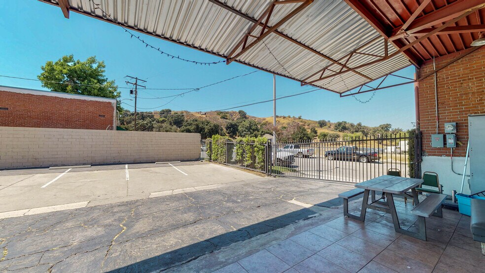 More Photos Of 23986 Pine St, Santa Clarita Religious Facility For Sale