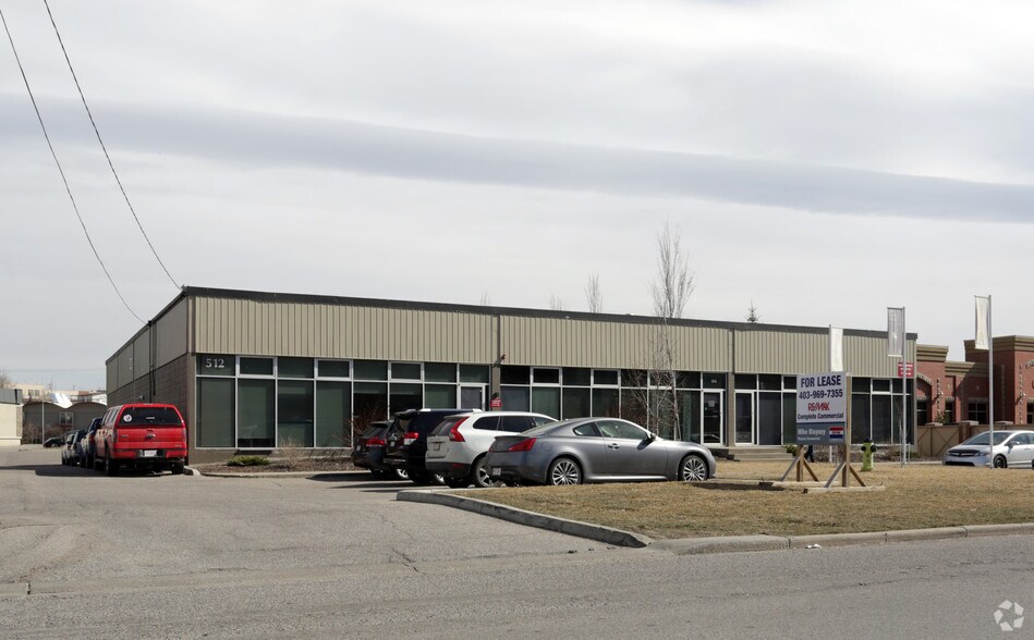 More Photos Of 512 Manitou Rd, Calgary Showroom For Lease
