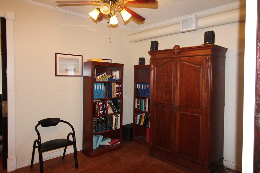 More Photos Of 1543 W Summit Ave, San Antonio Showroom For Sale