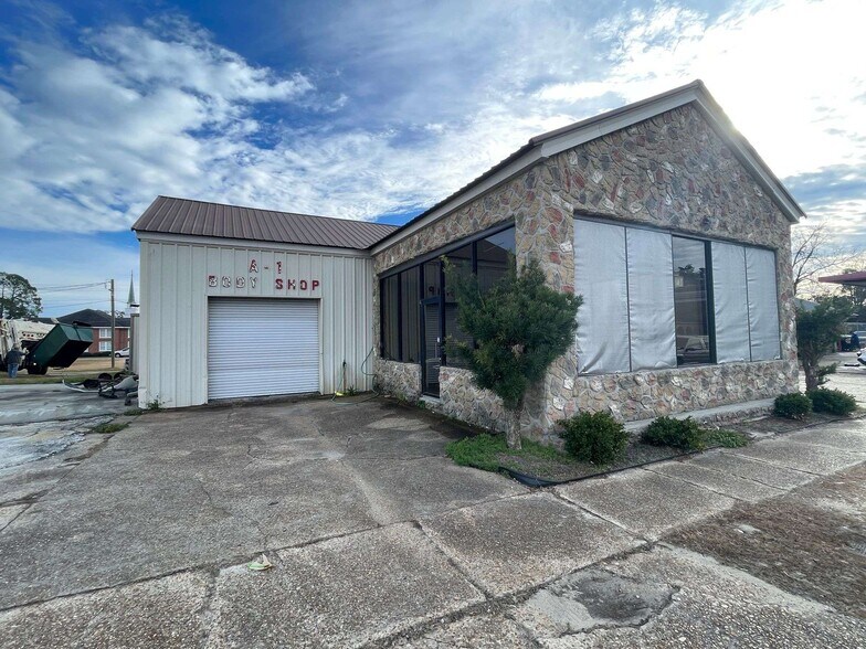 More Photos Of 211 S Hutchinson Ave, Adel Auto Repair For Sale