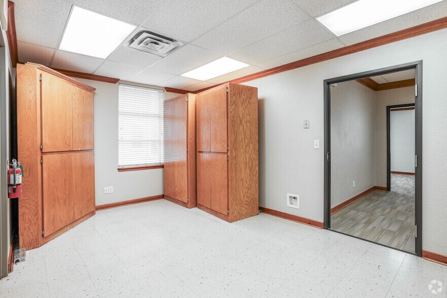 More Photos Of 3000 S Berry Rd, Norman Medical For Lease