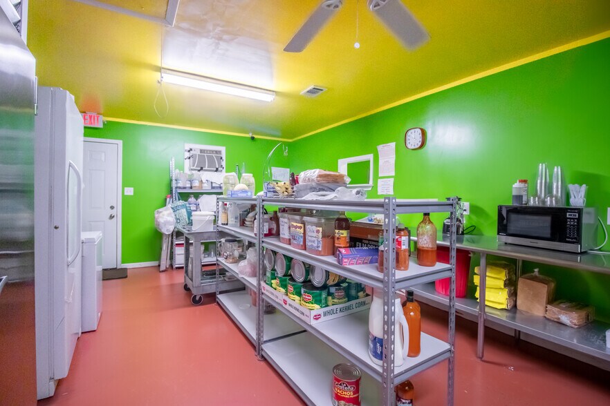 More Photos Of 518 Mill Ave, Conroe General Retail For Sale