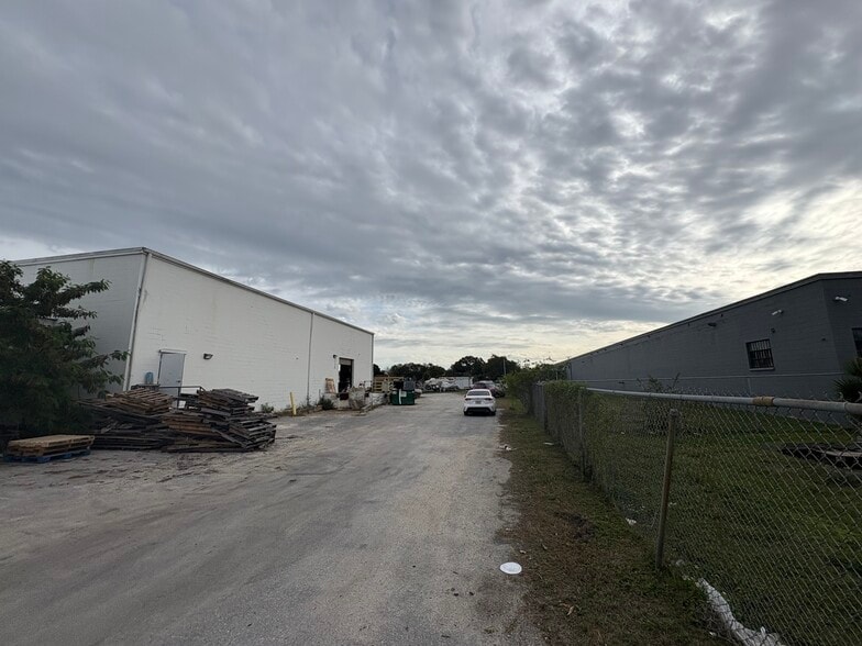 More Photos Of 3250 44th Ave N, Saint Petersburg Manufacturing For Lease