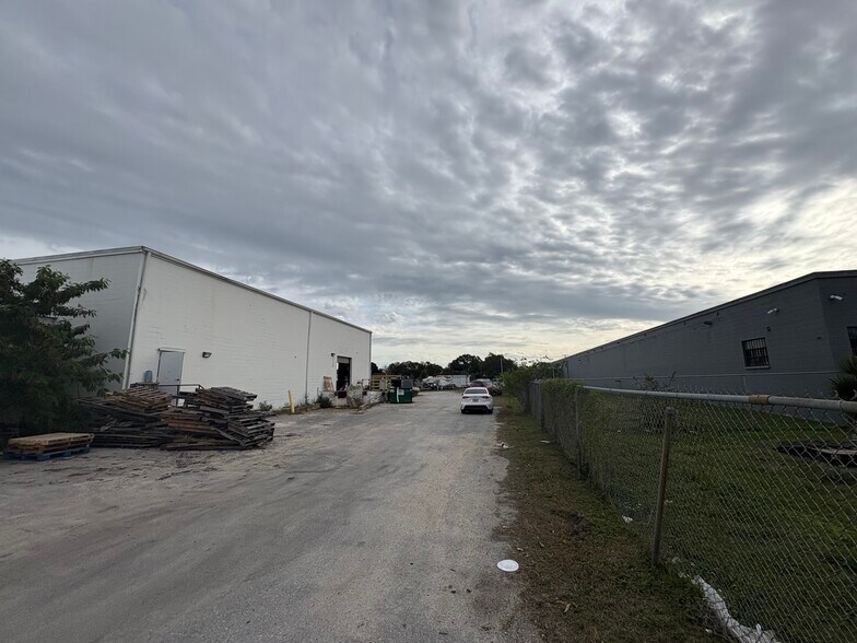 More Photos Of 3250 44th Ave N, Saint Petersburg Manufacturing For Lease
