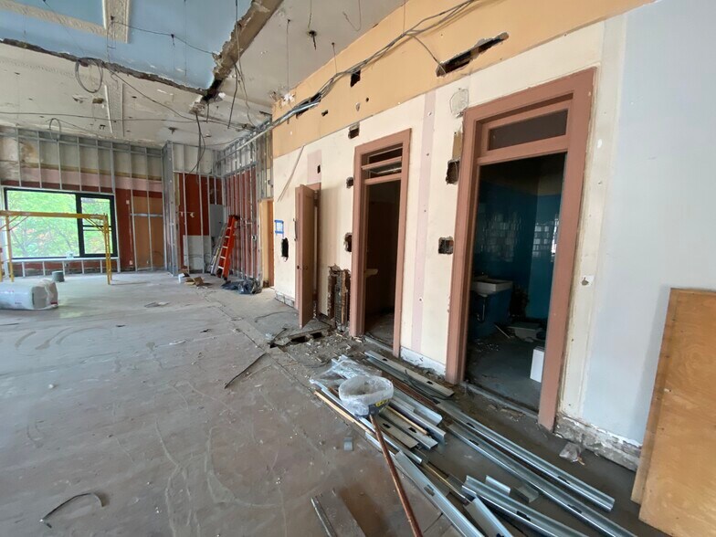 More Photos Of 694 Manhattan Ave, Brooklyn Storefront Retail Office For Lease