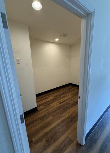More Photos Of 4350-4356 Commercial St SE, Salem Office For Lease
