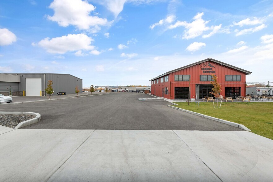 More Photos Of 2470 Henderson Loop, Richland Bar For Sale