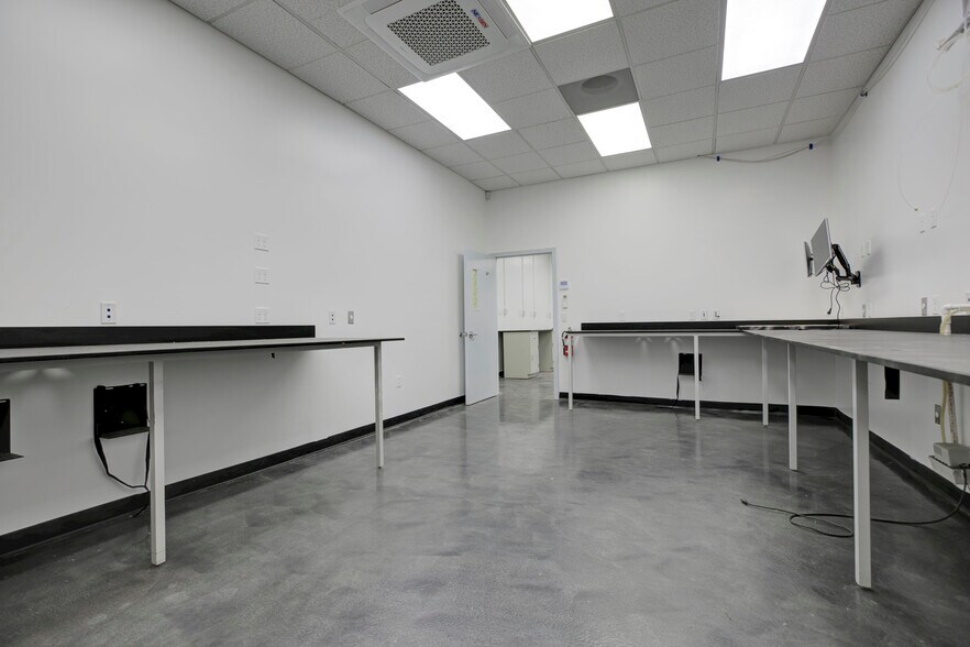 More Photos Of 18417 Bryant St, Northridge Service For Sale