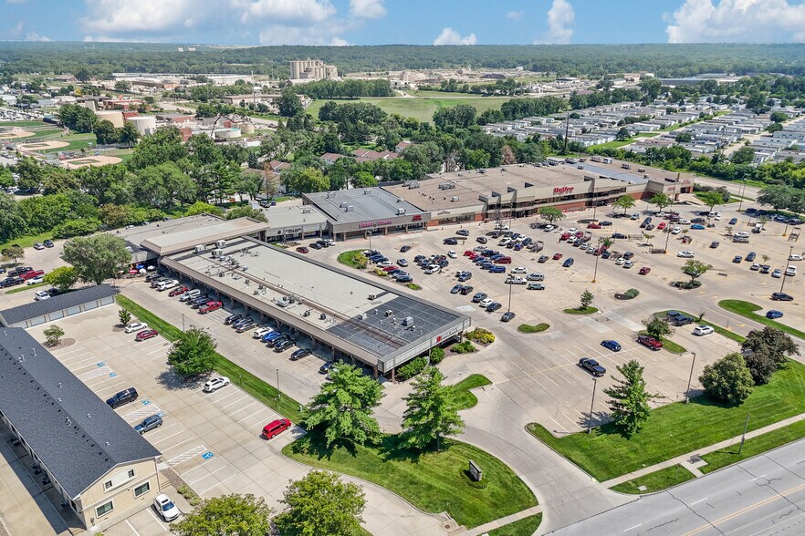 More Photos Of 1960-1984 Grand Ave, West Des Moines Unknown For Lease