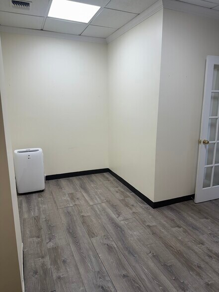 More Photos Of 44 Atlantic Ave, Lynbrook Storefront Retail Office For Lease