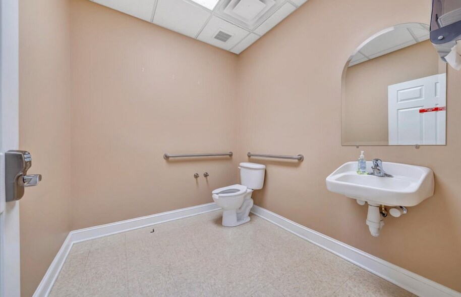 More Photos Of 1101-1109 Electric Rd, Salem Medical For Lease