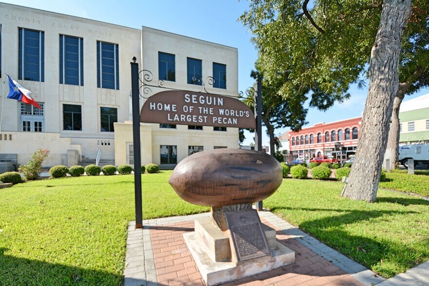 More Photos Of 217 S River St, Seguin Storefront Retail Office For Lease
