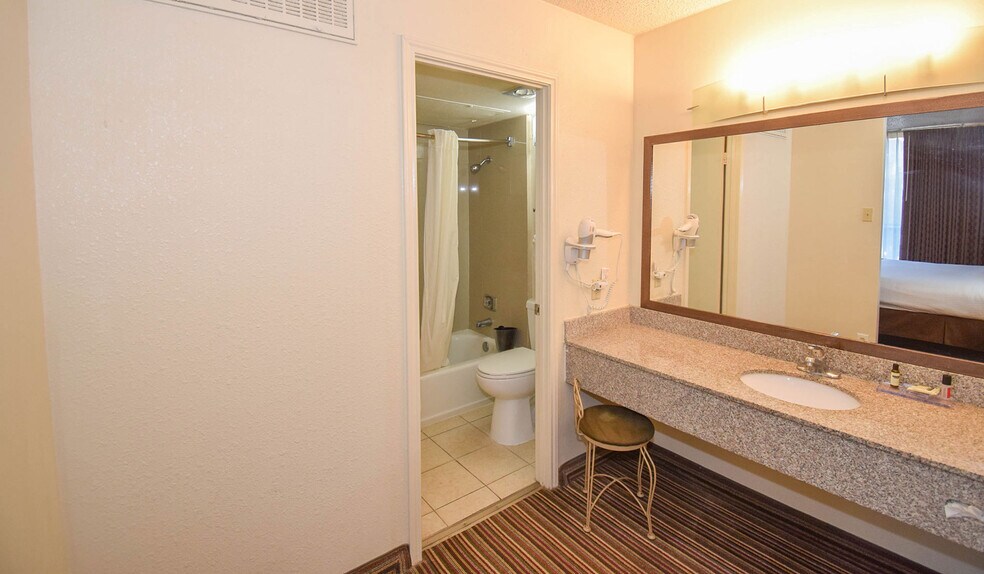 More Photos Of 250 Municipal Dr, Richardson Hotel For Sale