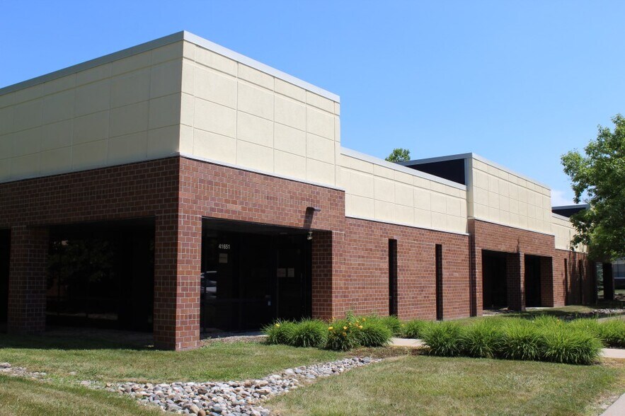 More Photos Of 41441-41541 W 11 Mile Rd, Novi Showroom For Lease