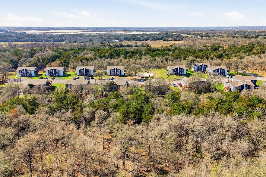 More Photos Of 1105 Westwood Ln, Giddings Apartments For Sale