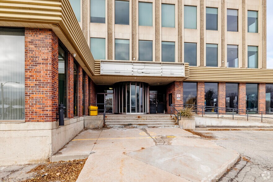 More Photos Of 350 Boul Arthur-Sauvé, St-Eustache Office Residential For Lease