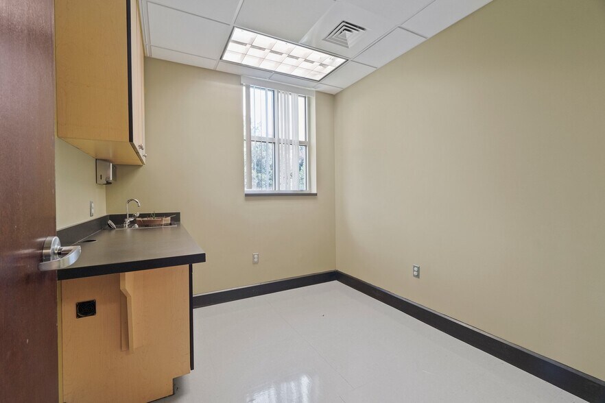 More Photos Of 191 W Plaza Dr, Mooresville Storefront Retail Office For Lease