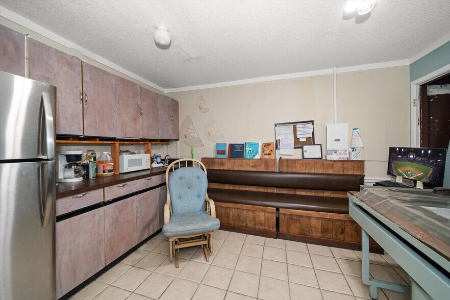 More Photos Of 1631 W Bay Dr, Largo Veterinarian Kennel For Sale