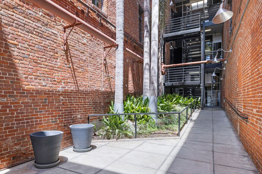 More Photos Of 500-530 Molino St, Los Angeles Office For Sale