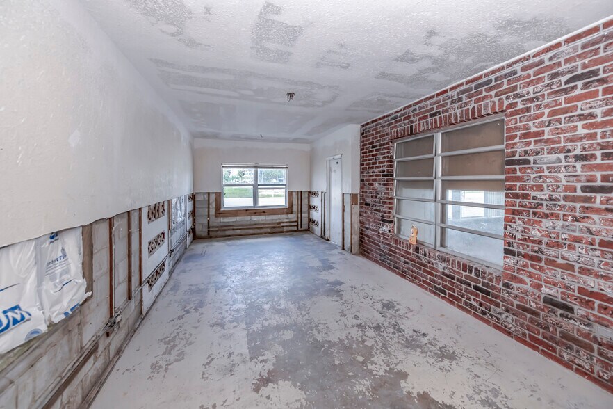 More Photos Of 415 Cooper St, Punta Gorda Flex For Sale