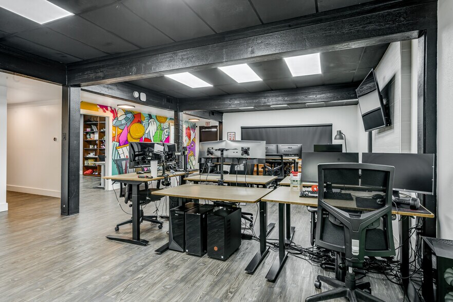 More Photos Of 6820 Walling Ln, Dallas Office For Sale