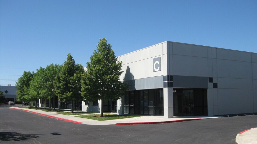 More Photos Of 9925-9939 Emerald St, Boise Flex For Lease