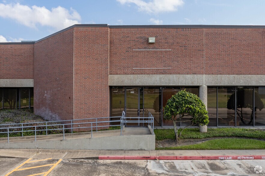 More Photos Of 5010 Wright Rd, Stafford Warehouse For Lease