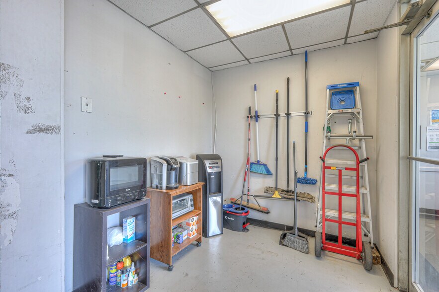 More Photos Of 327 W Main St, Hendersonville Freestanding For Sale