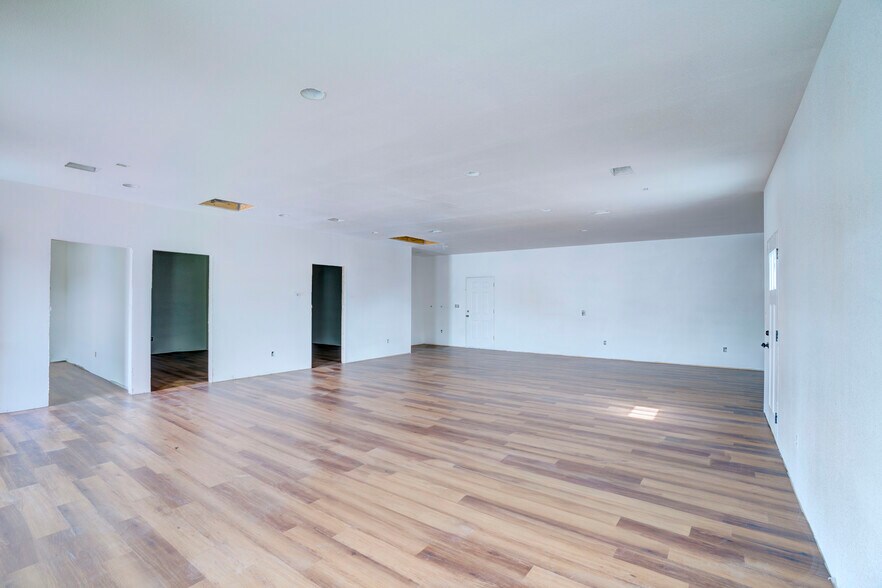 More Photos Of 4700 Barbara Rd, River Oaks Office For Sale