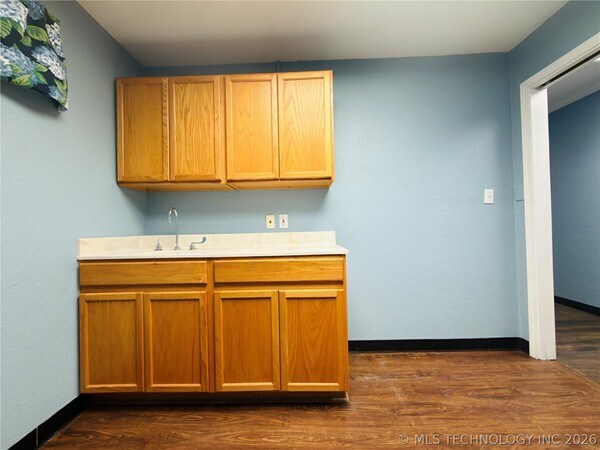 More Photos Of 1002 E Cherry St, Cushing Medical For Sale