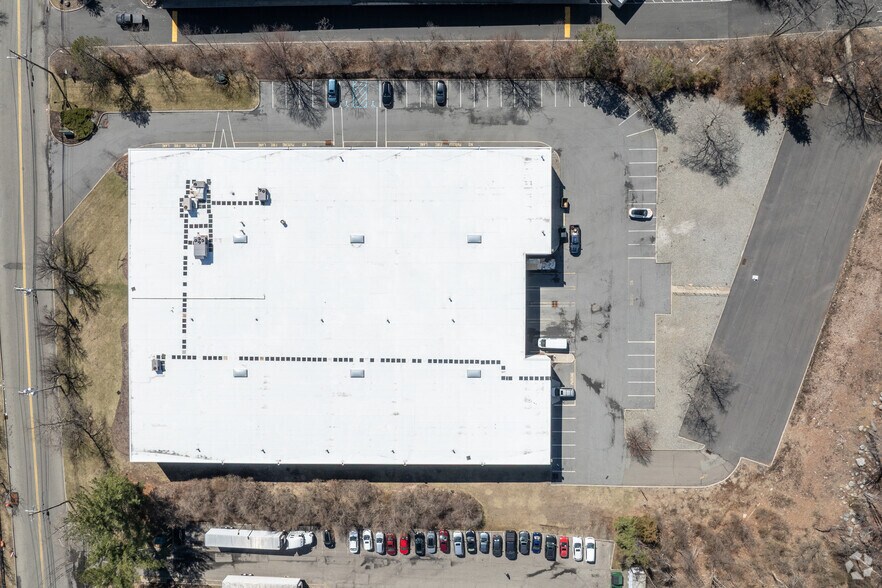 More Photos Of 300 Corporate Dr, Mahwah Warehouse For Lease