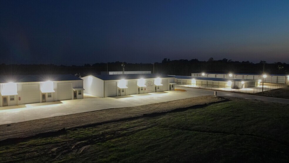 Primary Photo Of 5501 Bonham St, Paris Light Distribution For Lease