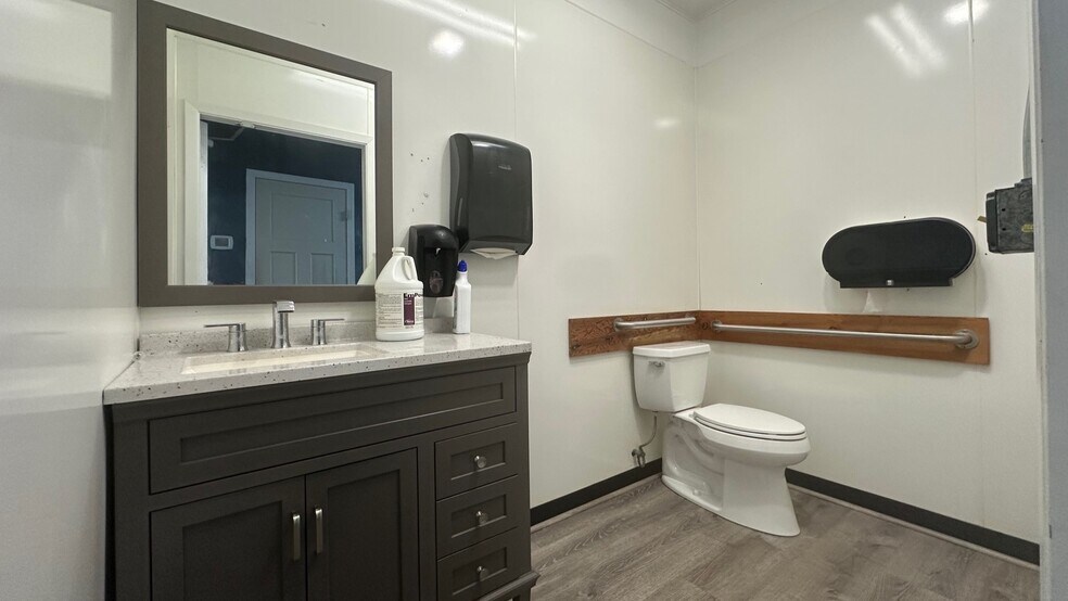 More Photos Of 1051 14th Ave, Longview General Retail For Lease