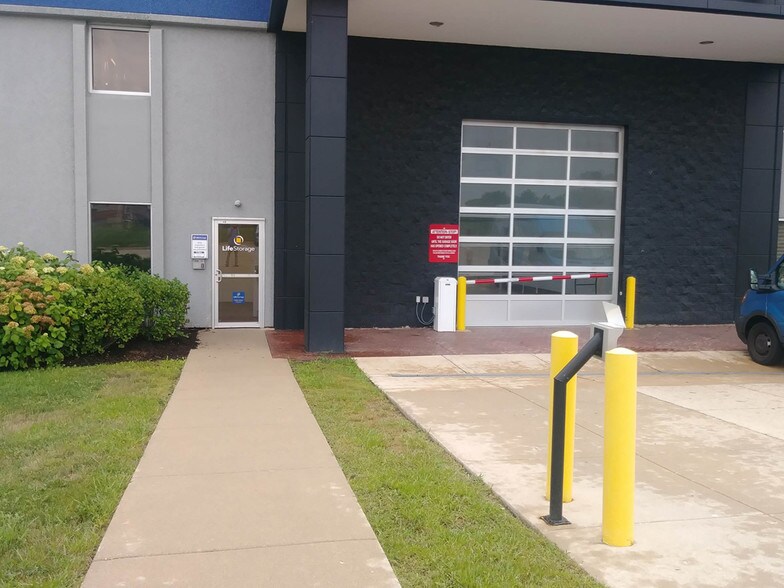 More Photos Of 426 S Westgate St, Addison Self Storage For Lease