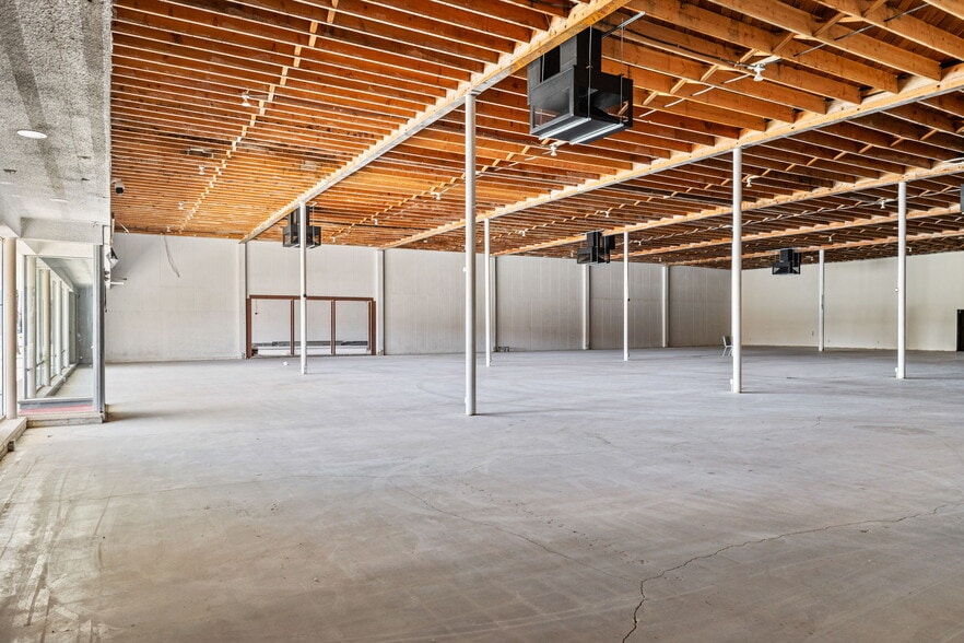 More Photos Of 45151 Oasis St, Indio Freestanding For Lease