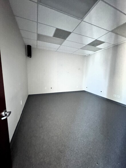 More Photos Of 320 Mason Creek Dr, Katy Warehouse For Lease