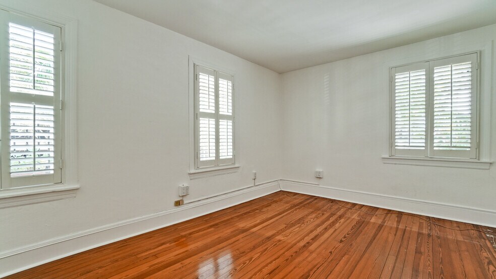 More Photos Of 1215 N Palm Ave, Sarasota Office For Sale