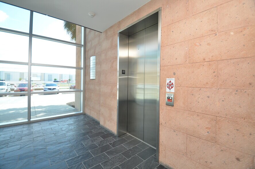 More Photos Of 7900 N Sam Houston Pky W, Houston Office For Lease